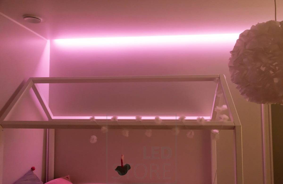 RGB páska v dětském pokoji vytvářející náladové osvětlení. Ledstore.fi