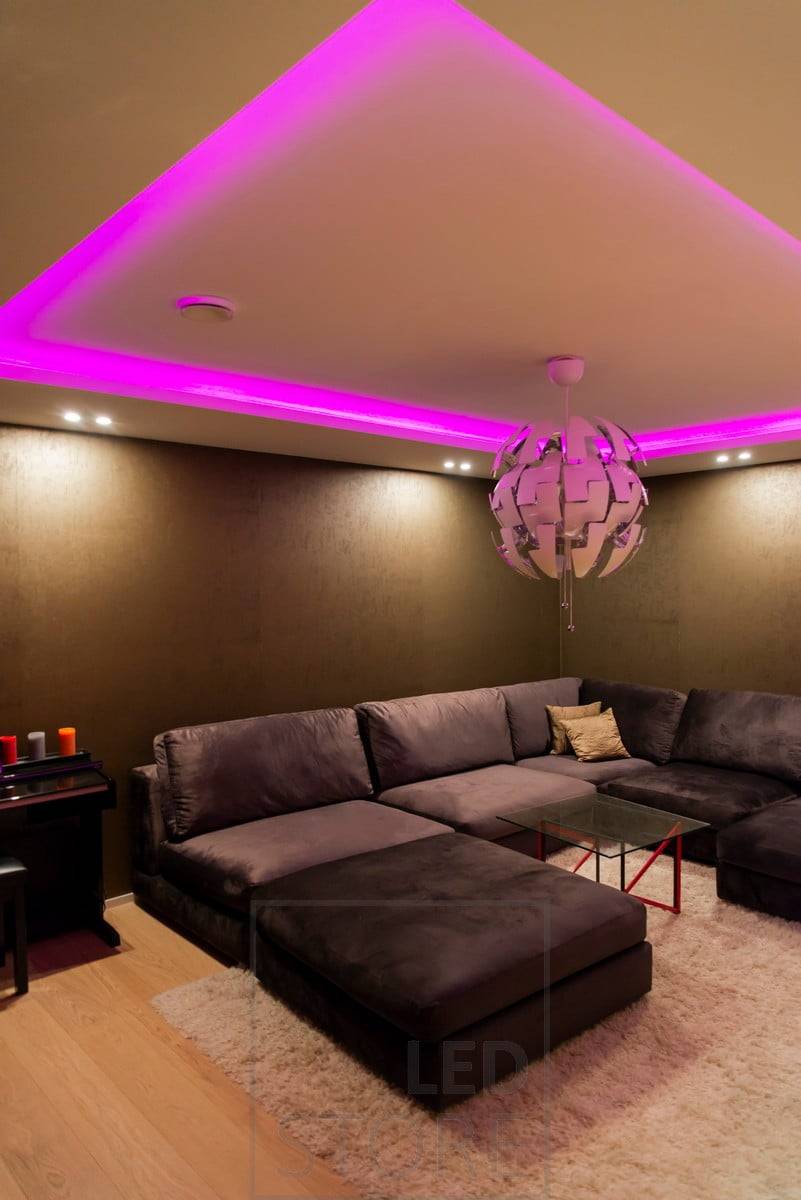 RGB+W páska v časopise, nepřímo osvětlující. Barvy jsou plynule nastavitelné bezdrátově nebo pomocí pevného ovládání. Ledstore.fi