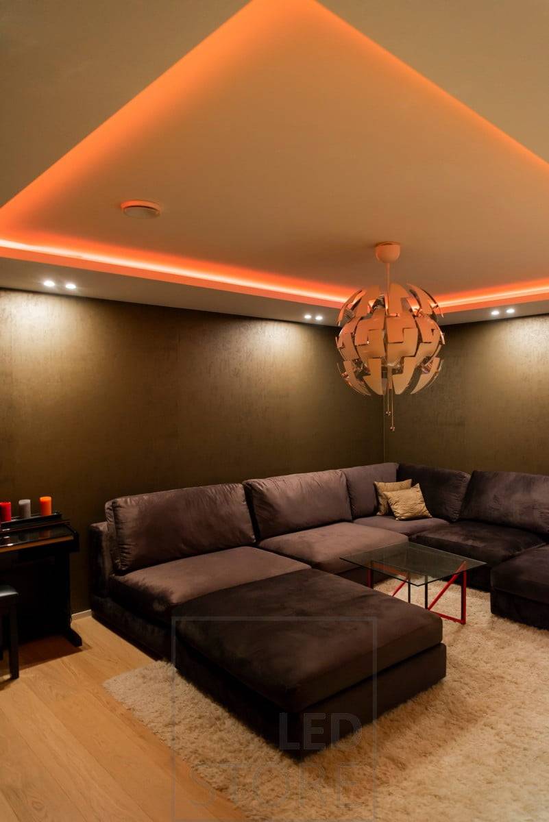RGB+W páska v časopise, nepřímo osvětlující. Barvy jsou plynule nastavitelné. Ledstore.fi