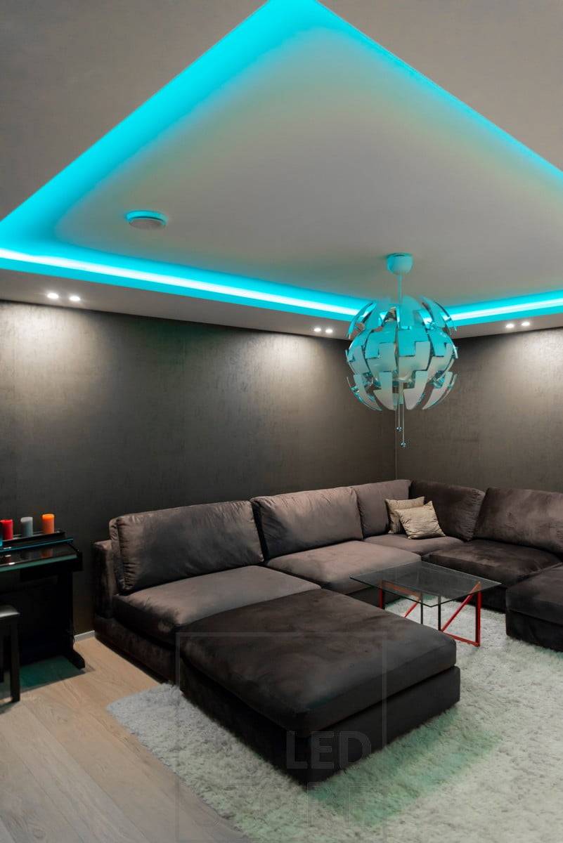 RGB+W páska v časopise, nepřímo osvětlující. Barvy jsou plynule nastavitelné. W je bílé světlo 4000K. Ledstore.fi