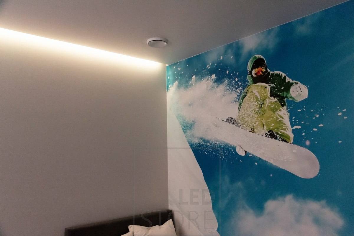 RGB páska vytvářející náladové osvětlení v ložnici, nepřímo osvětlující. Barvy jsou plynule nastavitelné. Ledstore.fi