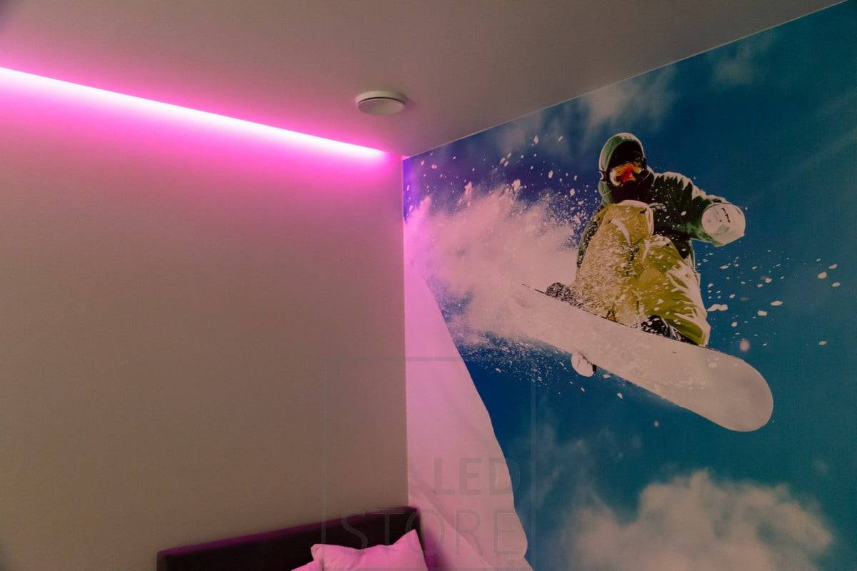 RGB páska vytvářející náladové osvětlení v ložnici, nepřímo osvětlující. Barvy jsou plynule nastavitelné pomocí bezdrátového nebo pevného ovládání. Ledstore.fi