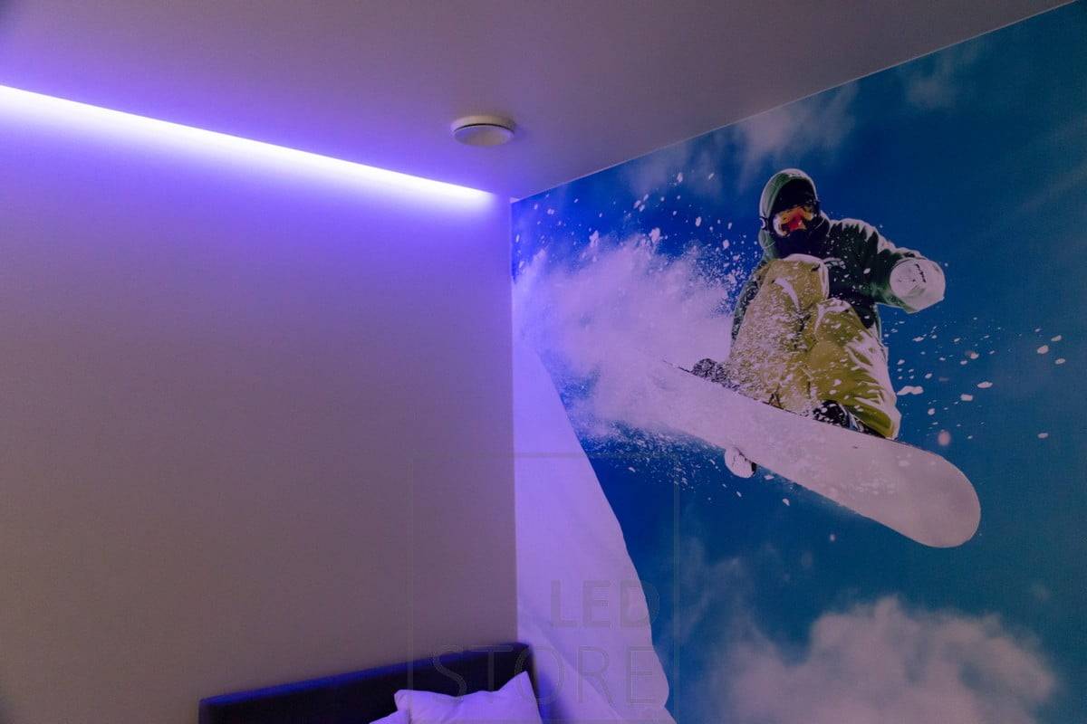 RGB páska vytvářející náladové osvětlení, nepřímo osvětlující. Barvy jsou plynule nastavitelné. Ledstore.fi