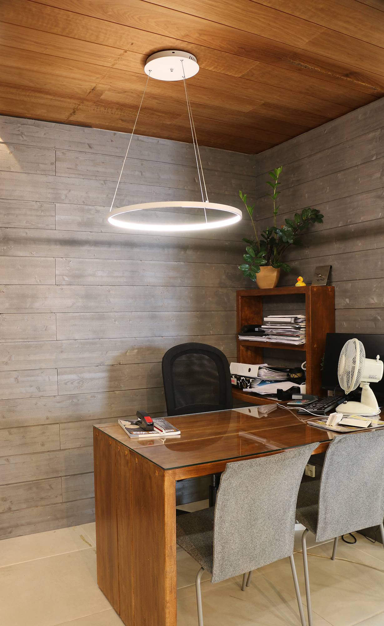 Lampa Rinkeli nad psacím stolem v pracovně. Led svítidlo RINKELI CCT je minimalistické a půvabné svítidlo vhodné nejen do domácností, ale i do kanceláří. Výšku svítidla od stropu lze nastavit v rozmezí 20 až 250 cm. Ledstore.fi