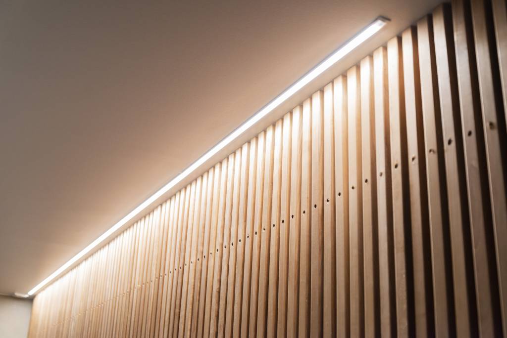 Krásné zapuštěné osvětlení LED pásky v chodbě sauny. © LedStore