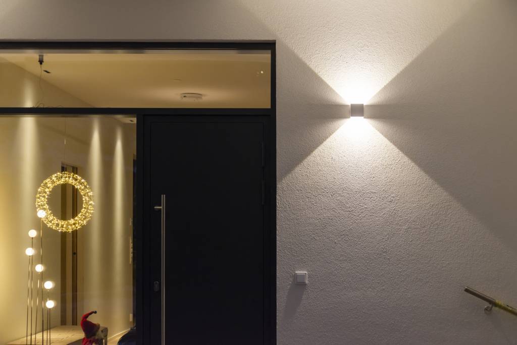 Nástěnné svítidlo Funk u vchodu, barva světla 3500K. © LedStore