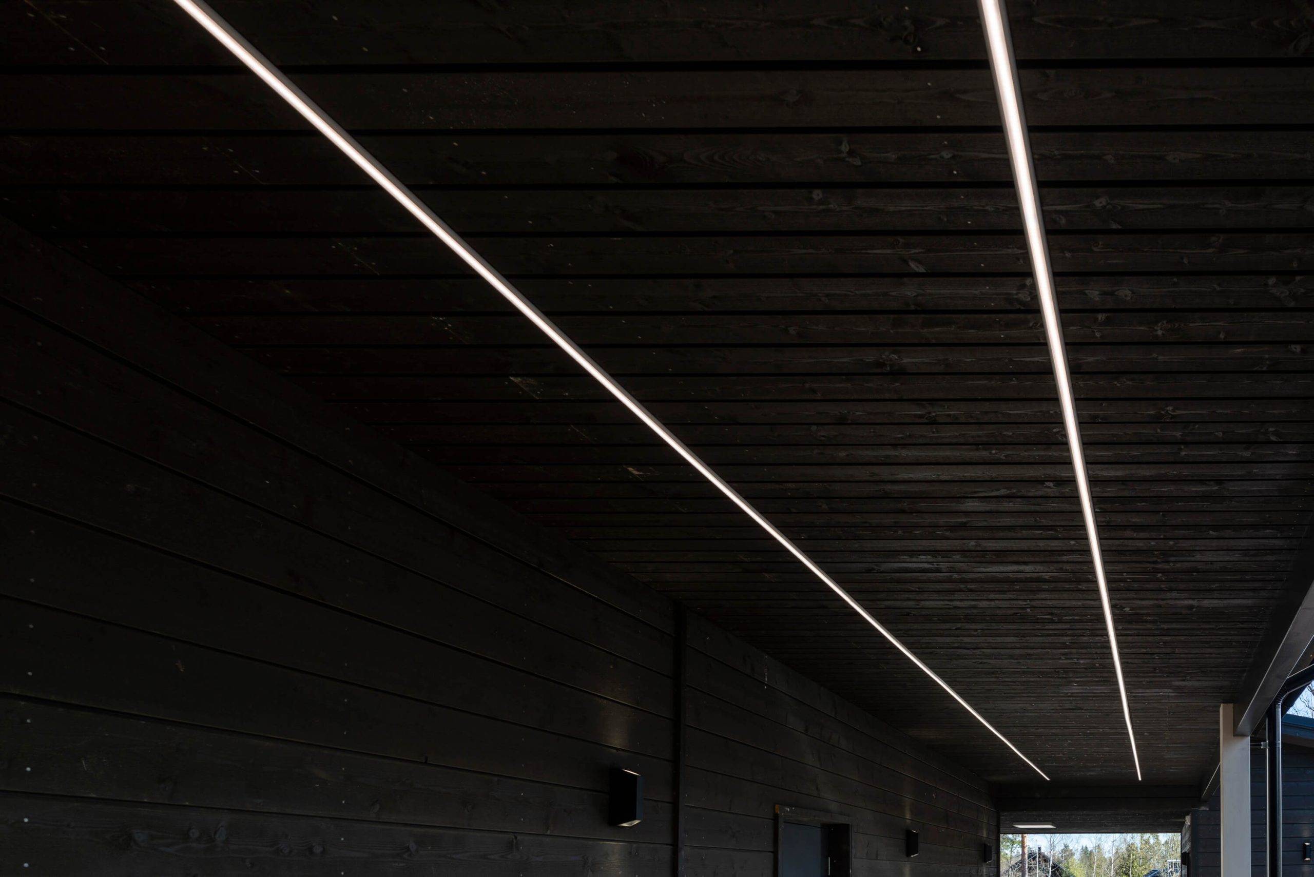 Logo LED STORE na zeleném pozadí s bílým čtvercem s tučným textem zdůrazňujícím energeticky účinná řešení LED osvětlení.