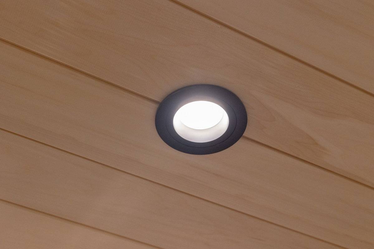 Do obývacího pokoje byl pro obložený strop vybrán černý vodotěsný 9W reflektor R023B Round R023B. ©LedStore