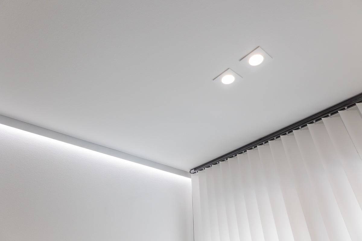 Systém osvětlení ložnice se skládá z reflektorů s pevnou konzolou a nepřímého osvětlení LED pásky. ©LedStore