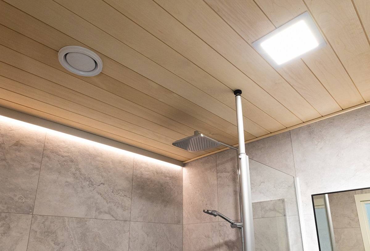 Nepřímé osvětlení LED pásky s regulací teploty teplých barev. Celkové osvětlení zajišťují vodotěsná svítidla Paneeli200. ©LedStore