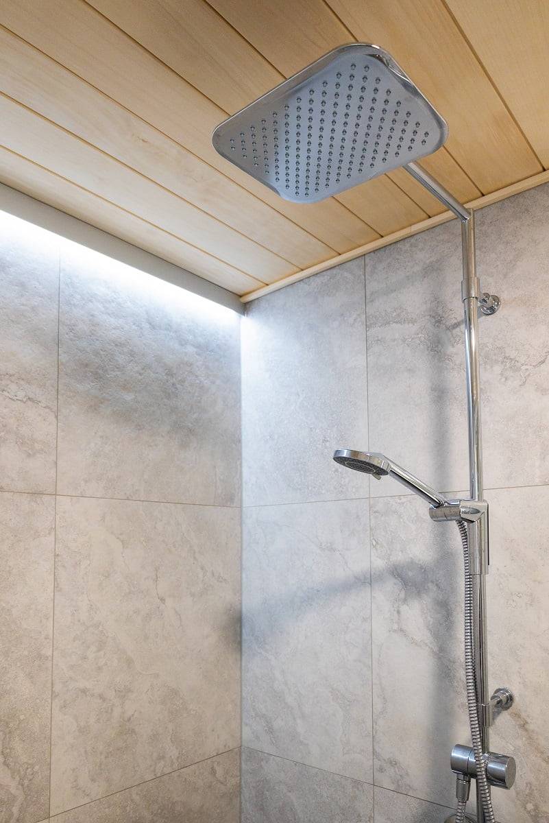 Díky hliníkovému profilu se osvětlení LED pásky stává stylovým a odolným proti stříkající vodě. ©LedStore