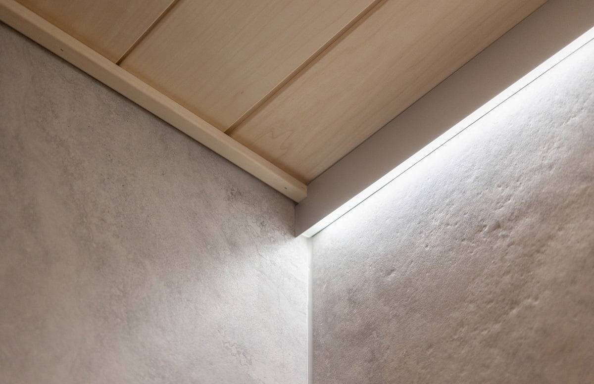 V koupelně bylo vytvořeno nepřímé osvětlení pomocí hliníkového profilu, který nahrazuje stropní desky. ©LedStore