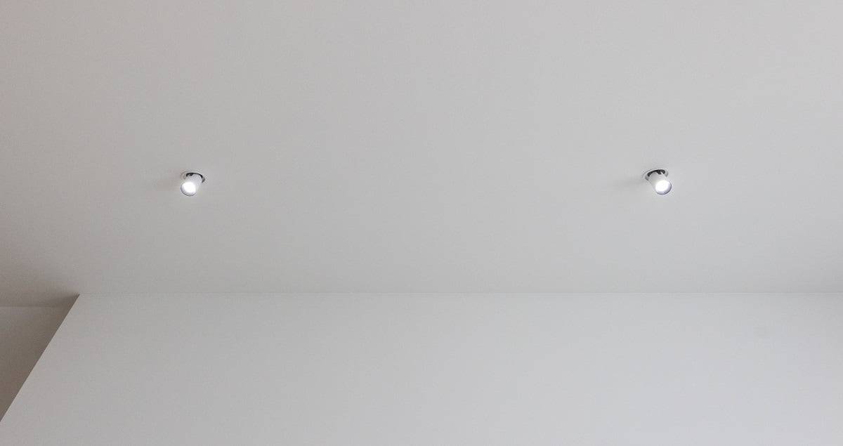 12W reflektory Kolo poskytují světelný tok 1000 lumenů na lampu. Bodová svítidla mají nastavitelnou teplotu barev a jsou stmívatelná. ©LedStore