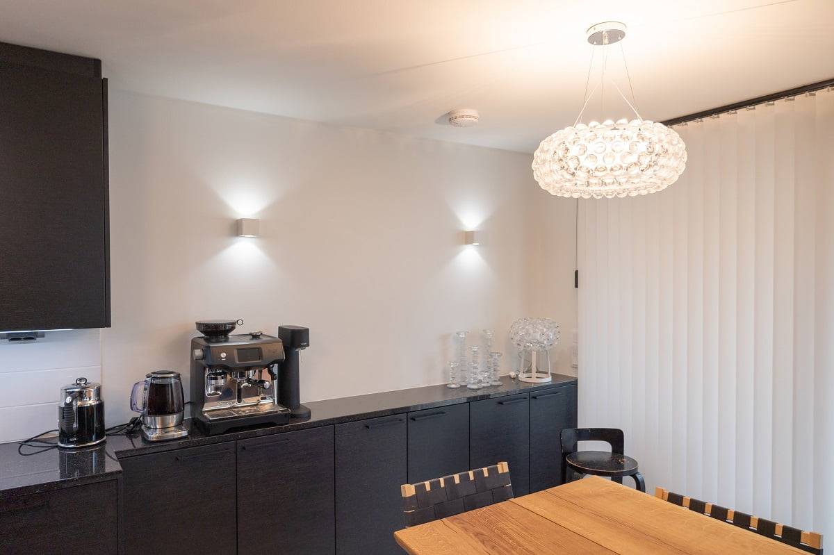 Osvětlení kuchyně s nástěnnými svítidly XL Cubic spárovanými dohromady. ©LedStore