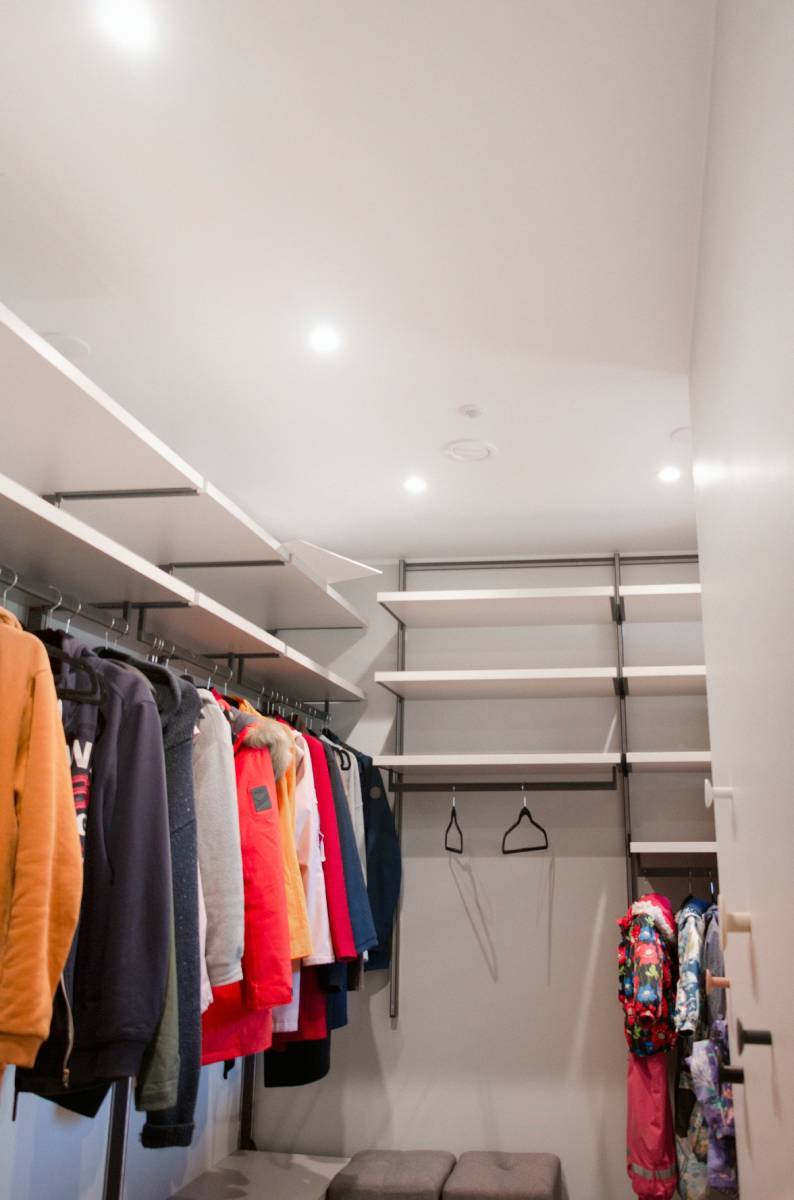 Logo LED STORE na zeleném pozadí na bílém čtverci s minimalistickým písmem