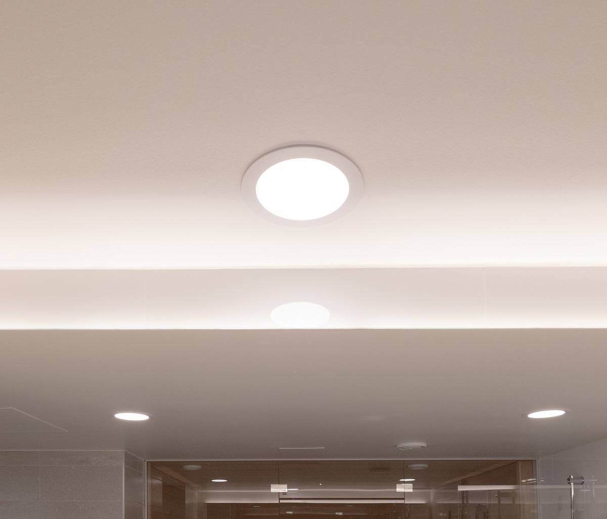 Panelové svítidlo Plafond160 přináší rovnoměrné světlo na strop koupelny. ©LedStore