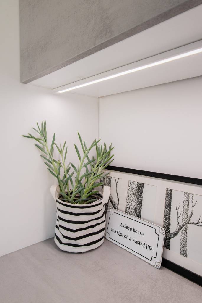 Minimalistický design s nápisem "LED STORE" v bílém čtverci na zeleném pozadí, který zdůrazňuje energeticky účinná řešení osvětlení.