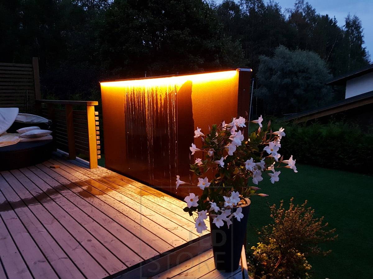 LED páska zvýrazňující vodní prvek na nádvoří. Ledstore.fi