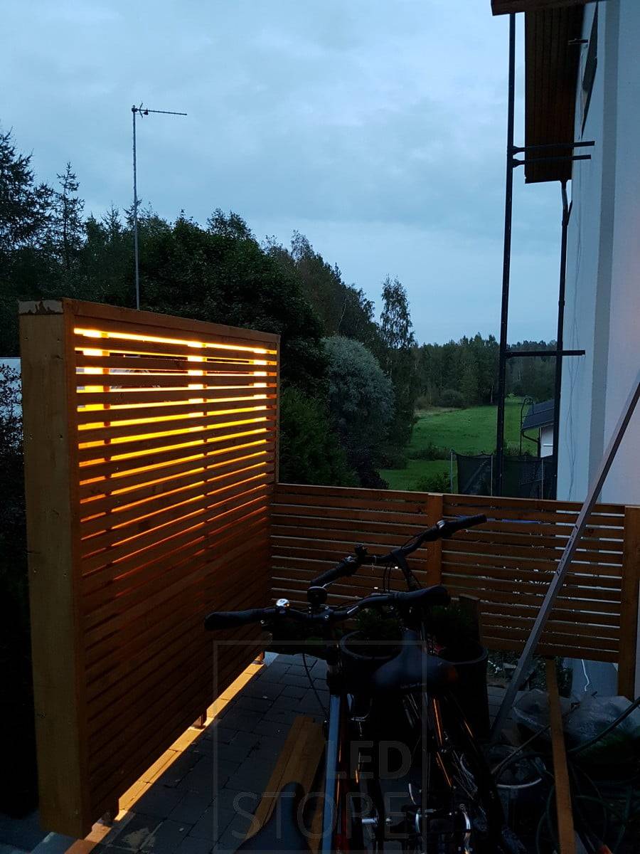 Led stuha vytvářející atmosférické osvětlení venku. Ledstore.fi