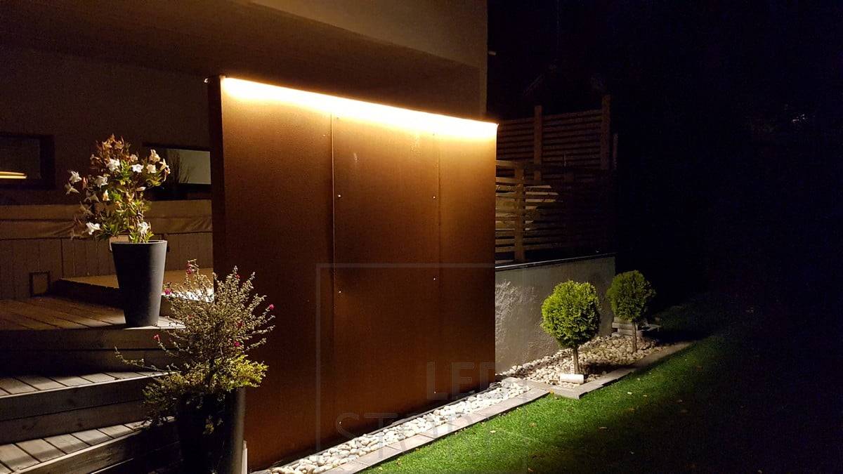 Osvětlení a zvýraznění vodního prvku pomocí led pásku ve venkovním prostředí. Ledstore.fi
