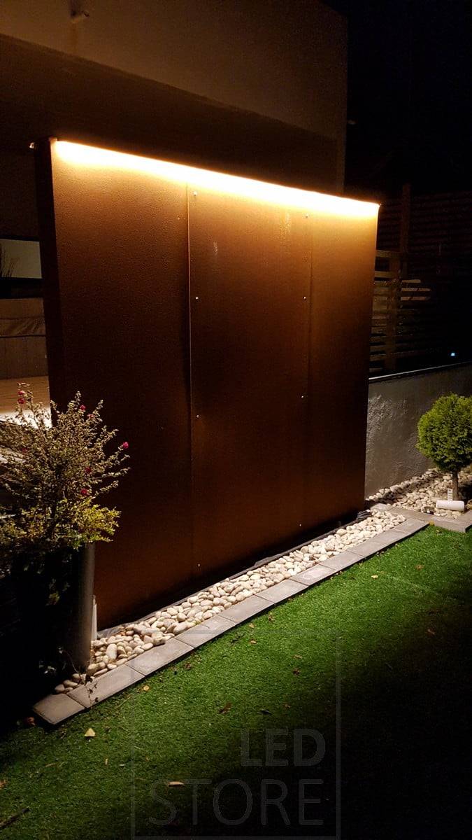 Osvětlení a zvýraznění vodního prvku pomocí led pásku ve venkovním prostředí. Ledstore.fi
