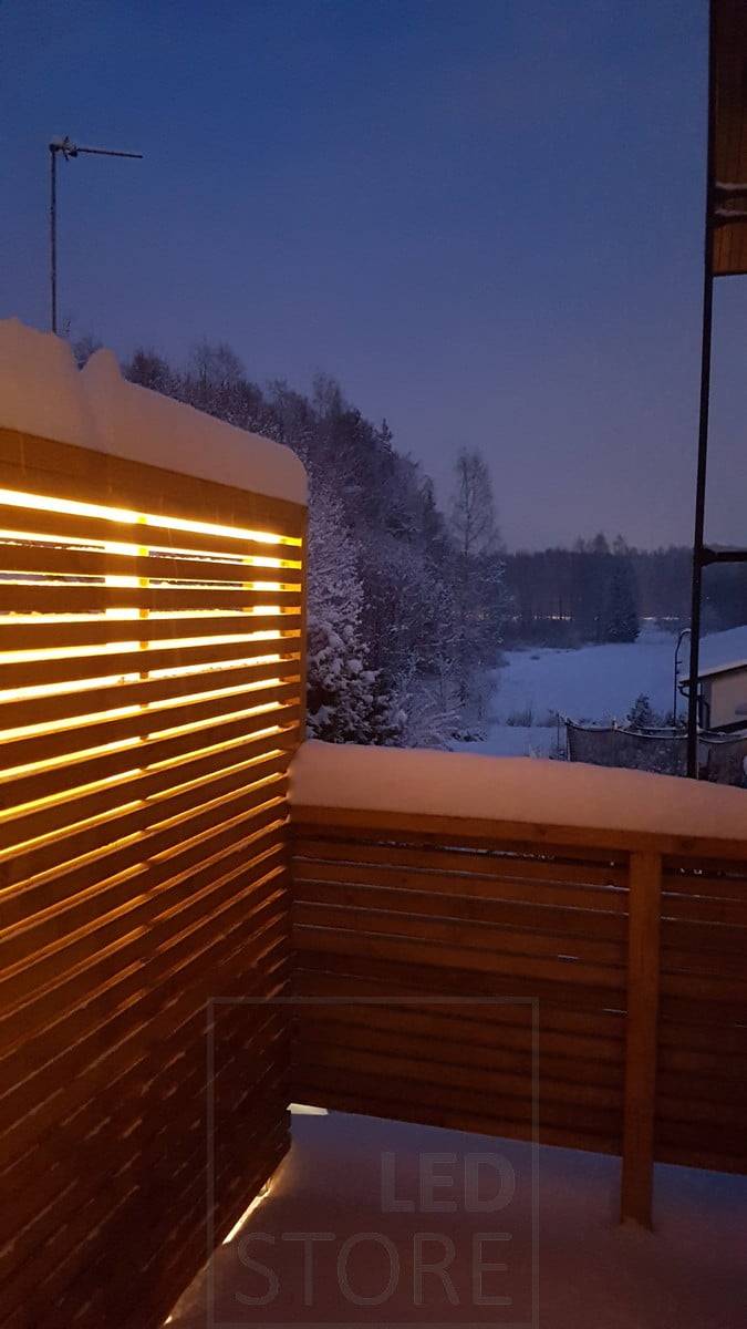 Ambientní osvětlení na nádvoří, led pásek uvnitř plotu nepřímo osvětluje nádvoří. Ledstore.fi