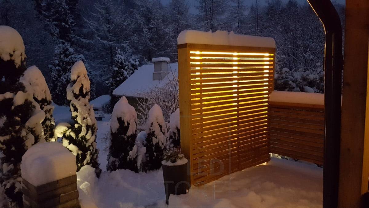 Nepřímé náladové osvětlení na dvoře, led pásek uvnitř plotu. Ledstore.fi