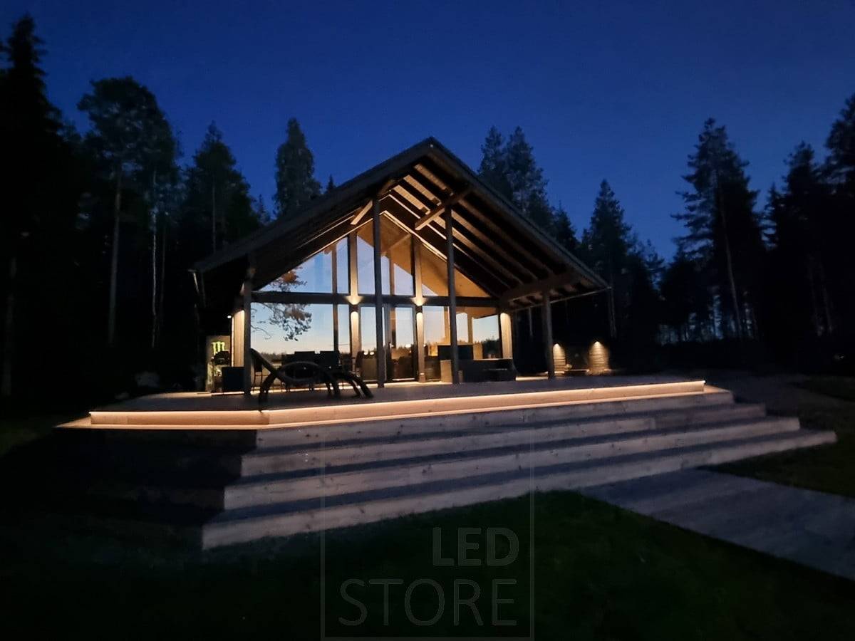 Všestranné venkovní osvětlení s páskem LED na schodišti a nástěnnými svítidly. Ledstore.fi