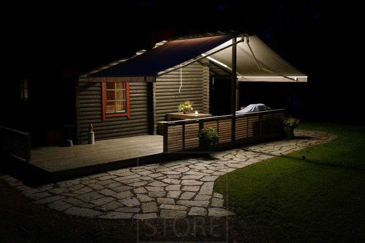 LED pás uprostřed stříšky osvětluje terasu atmosférickým celkovým osvětlením. Ledstore.fi