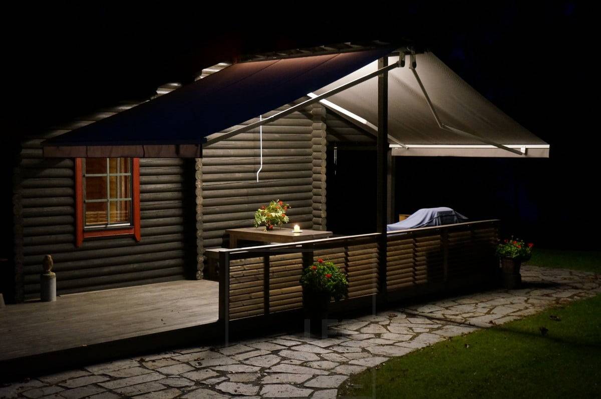 LED pásek na stříšce vytvářející atmosférické celkové osvětlení terasy. Ledstore.fi