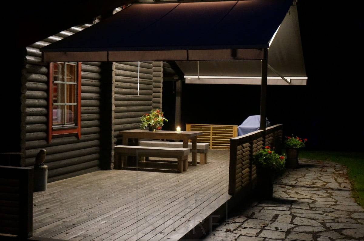 LED pásek uprostřed stříšky vytvářející atmosférické celkové osvětlení terasy. Ledstore.fi