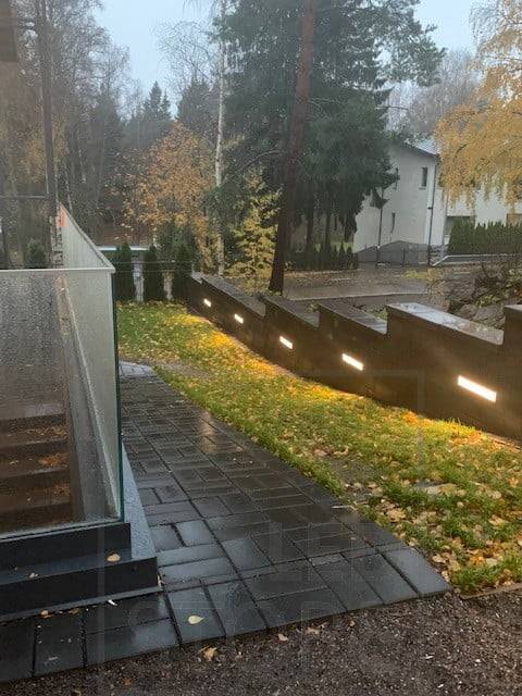 Led páska zapuštěná do zdi, která vytváří atmosférické osvětlení na nádvoří. Ledstore.fi