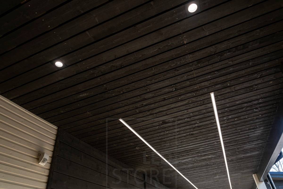 Bodová světla a led pásek osvětlující venkovní přístřešek. Ledstore.fi