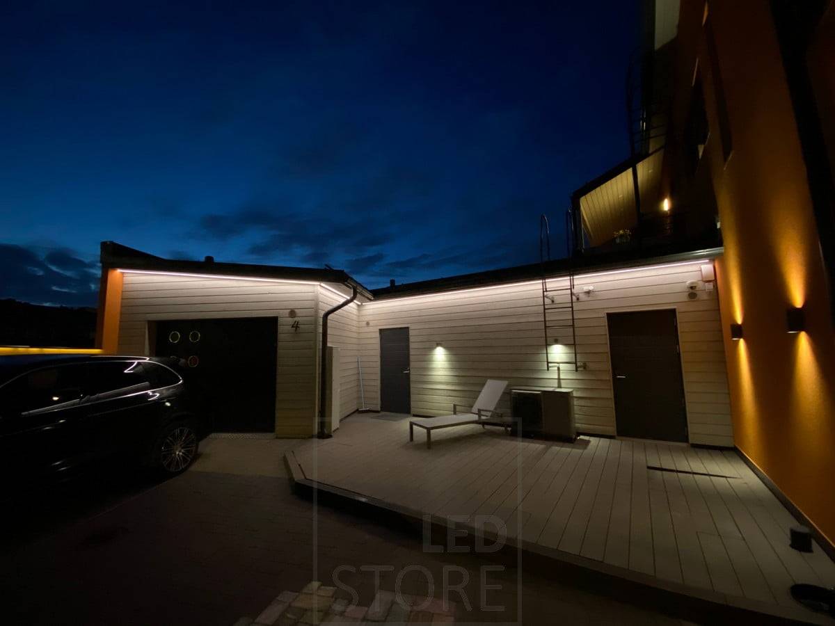LED pás kolem domu, který vytváří atmosférické světlo na fasádě. Ledstore.fi