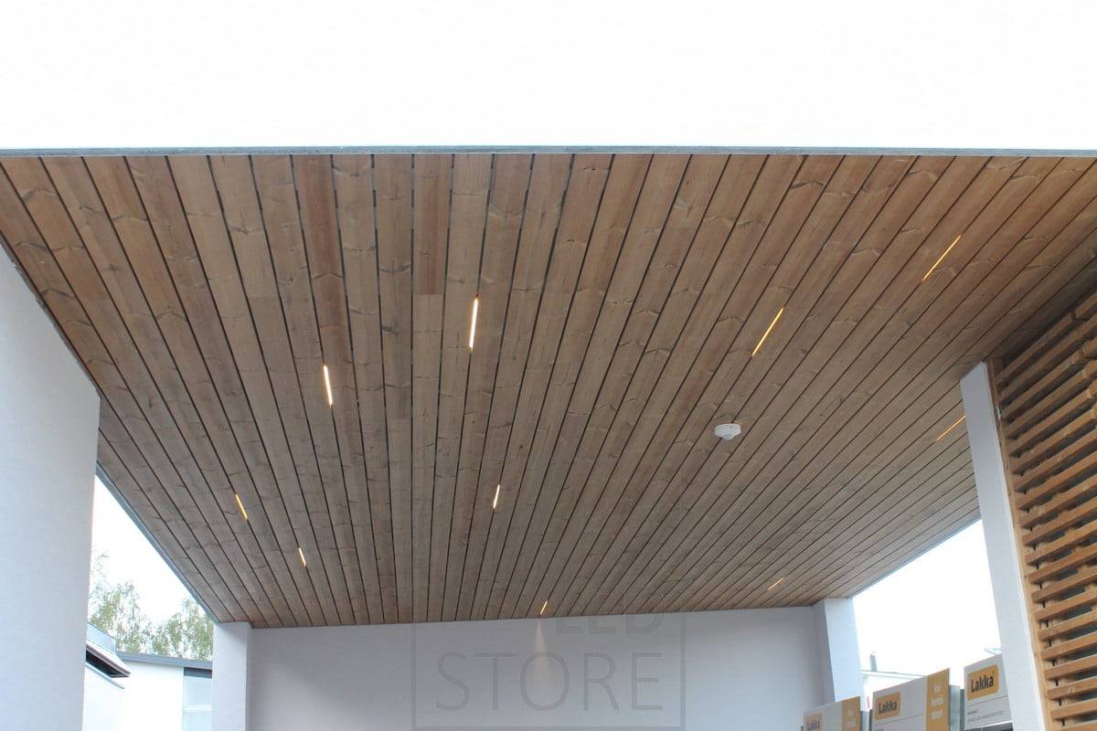 Střípky LED pásků mezi stropními panely vytvářejí atmosférické a výrazné osvětlení. Ledstore.fi