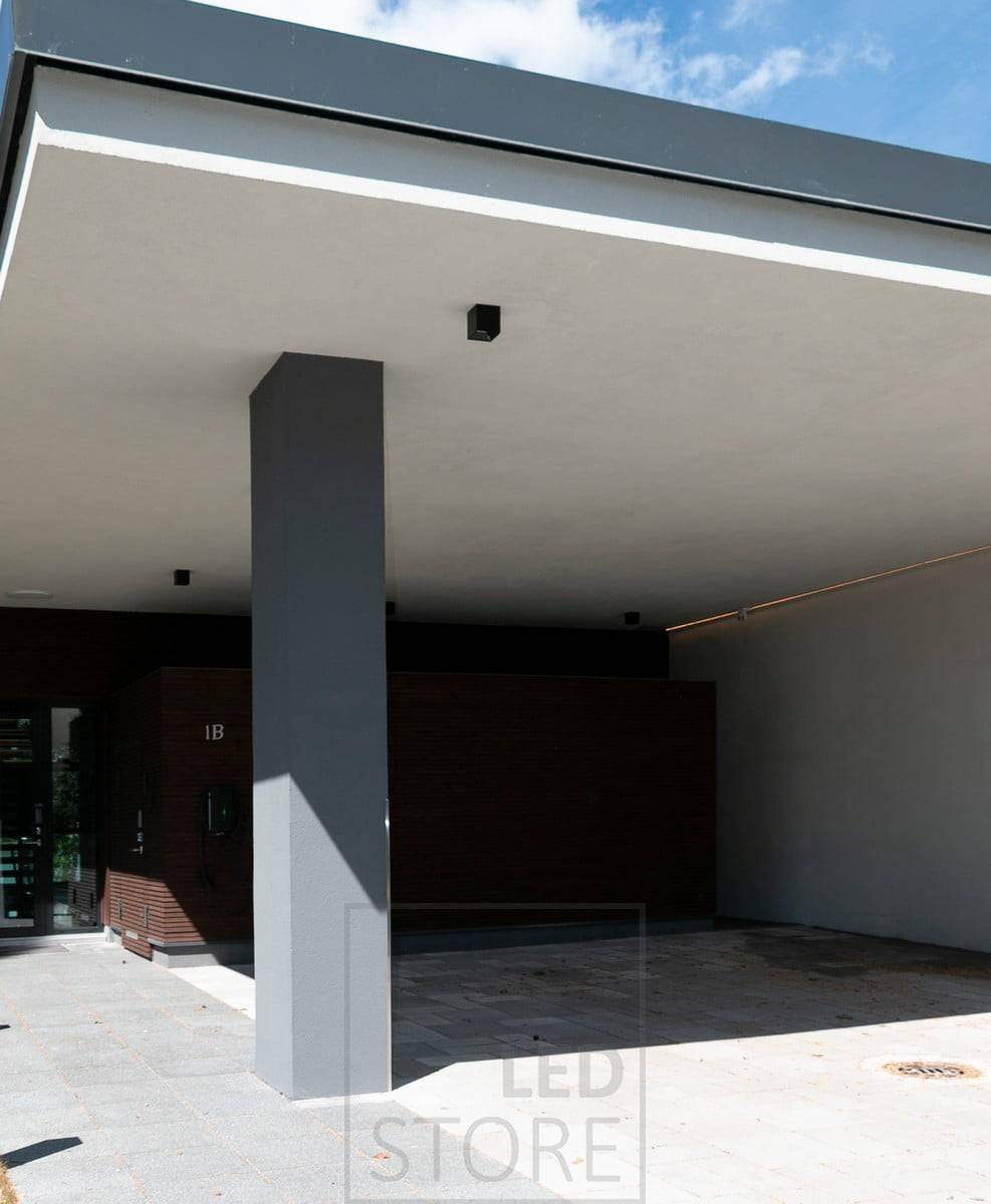 Vnější strop s povrchovými bodovými světly a led páskem u stěny. Ledstore.fi