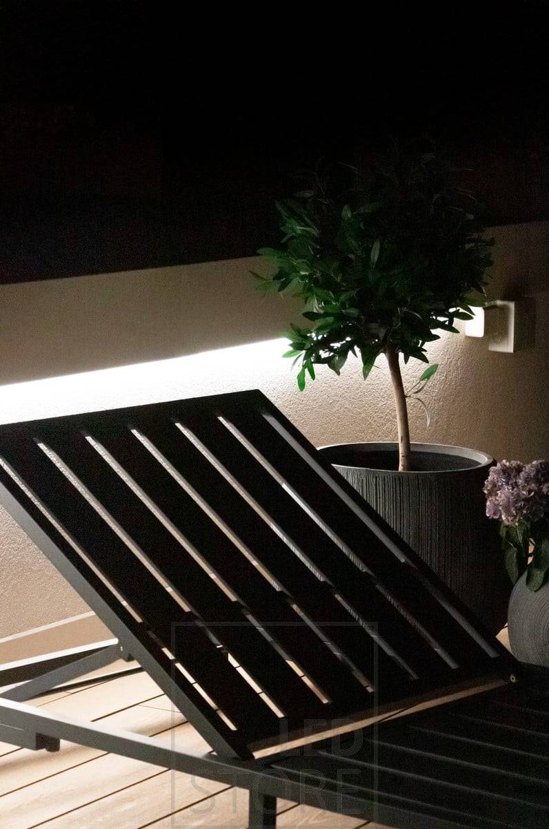 Na terase, pod zábradlím, osvětluje terasu led pásek s nepřímým náladovým osvětlením. Ledstore.fi