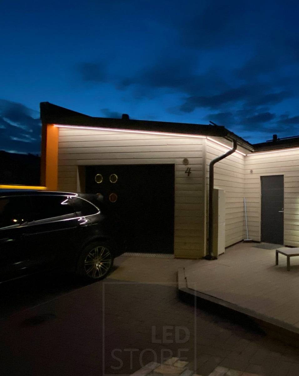 Led stuha na okapu osvětlující fasádu a dvůr domu. Ledstore.fi