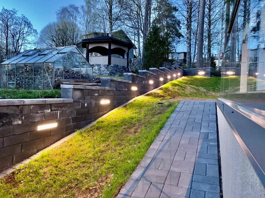 Sekce led pásků v zapuštěném nástěnném profilu, zvýrazňující stěnu. Ledstore.fi