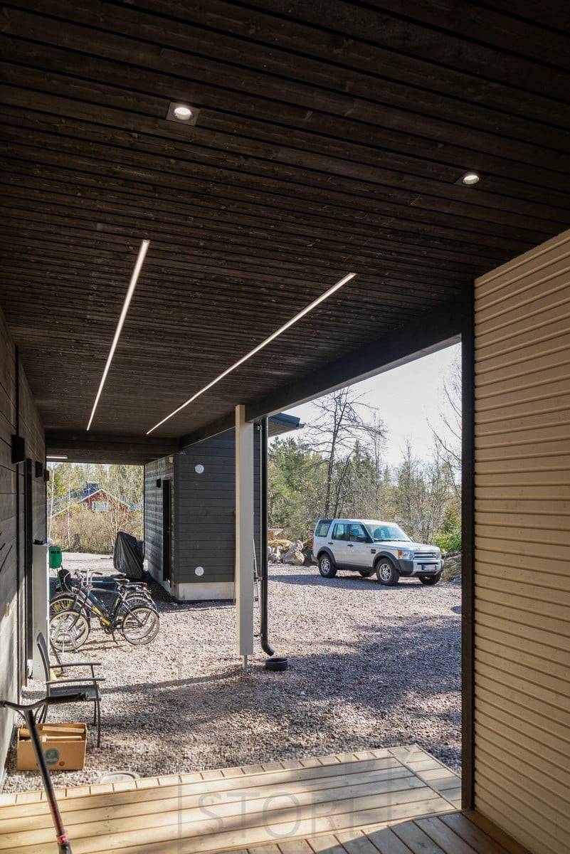 Skvrny u vchodu, led pásy na stříšce. Ledstore.fi