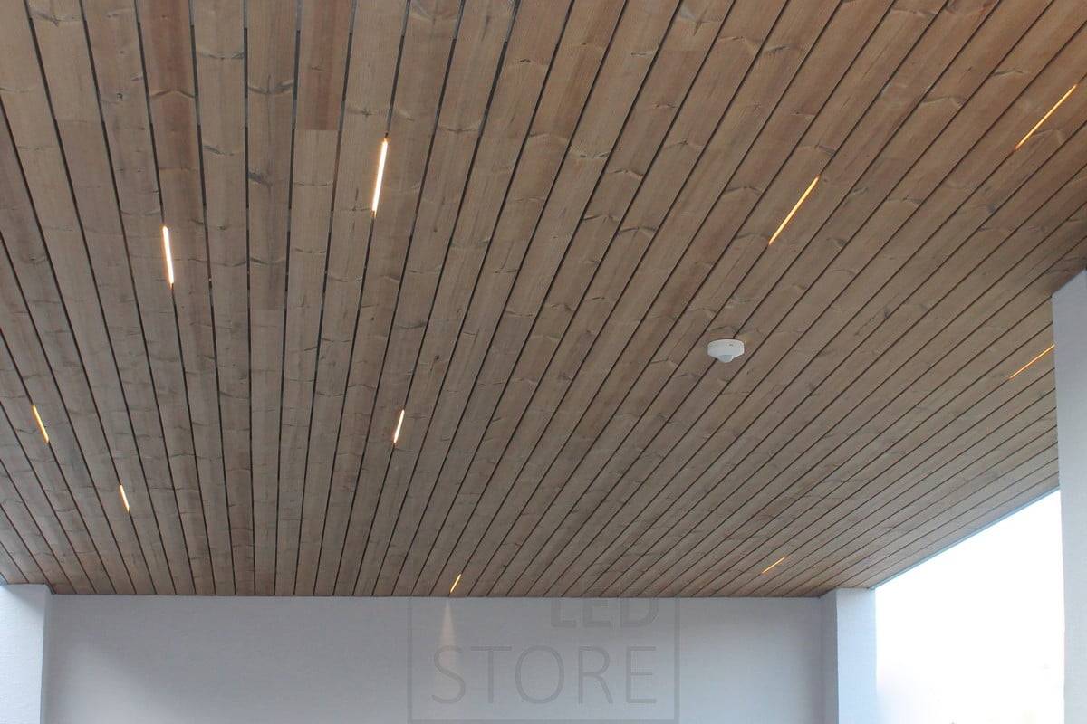 Pásy LED mezi panely pro vytvoření krásného a výrazného venkovního osvětlení. Ledstore.fi