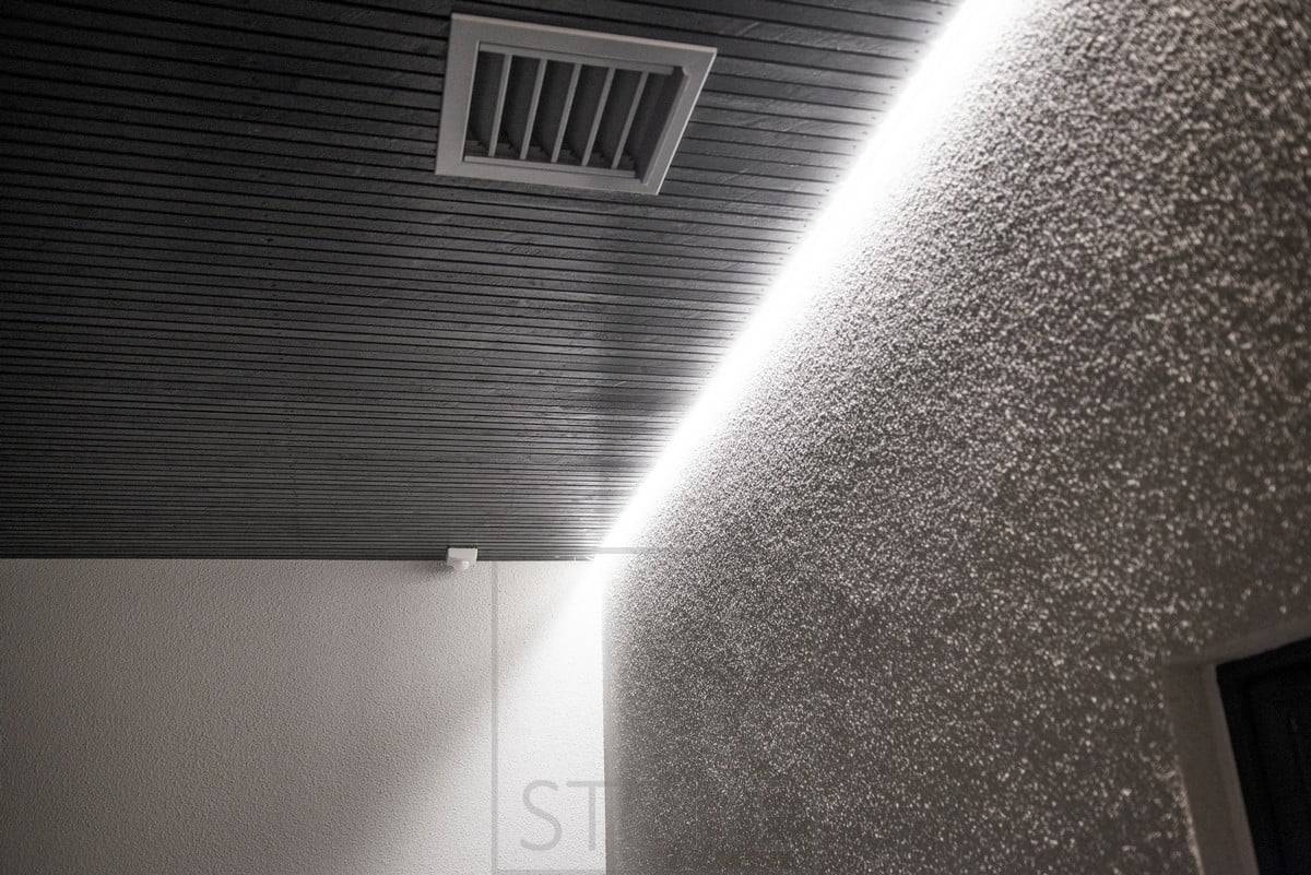 Nepřímé světlo venku. Led pásek mezi stropem a stěnou, osvětlující atmosférické nepřímé světlo. Ledstore.fi