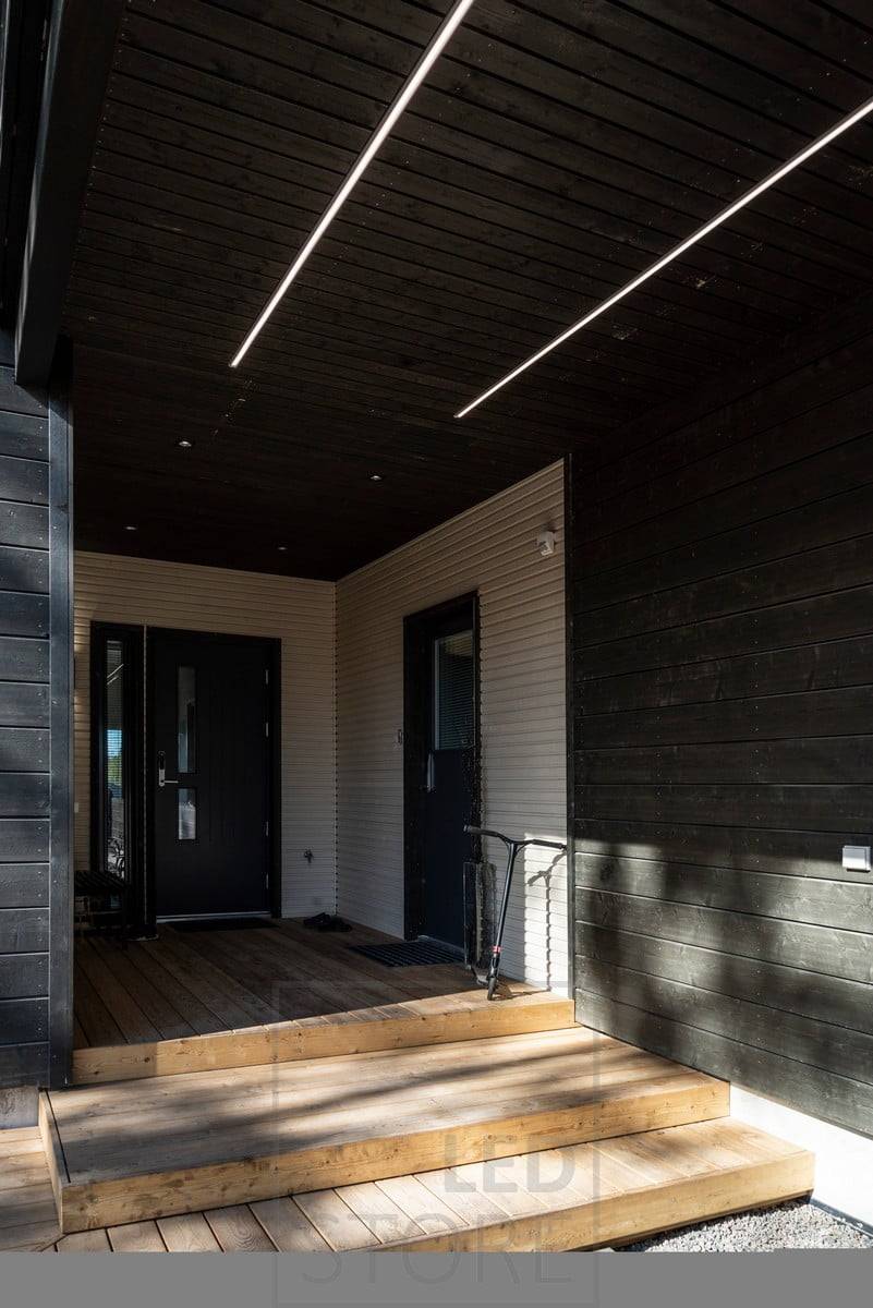 LED pásek na nízkoprofilové střeše osvětlující střechu. Ledstore.fi