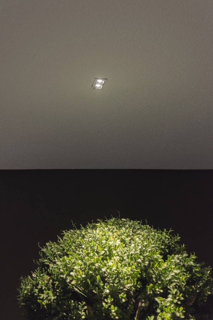Rozsvícený reflektor na střeše linky 2. © LedStore