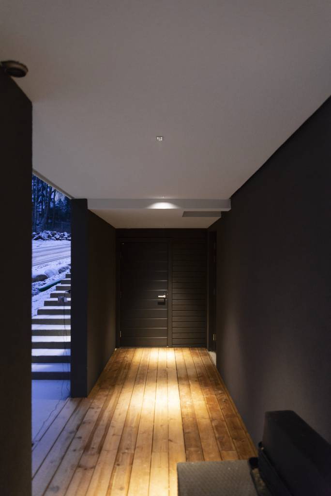 Reflektor Linja2 osvětluje venkovní sklad na chodbě. © LedStore