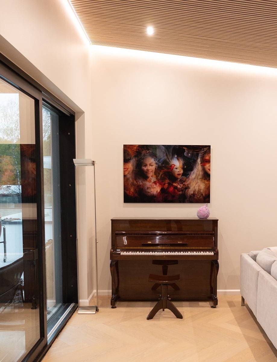 Led pásek se obtáčí kolem otevřeného prostoru v drážce ponechané ve stropním obložení, což krásně rozšiřuje celkový vzhled prostoru. © LedStore.fi