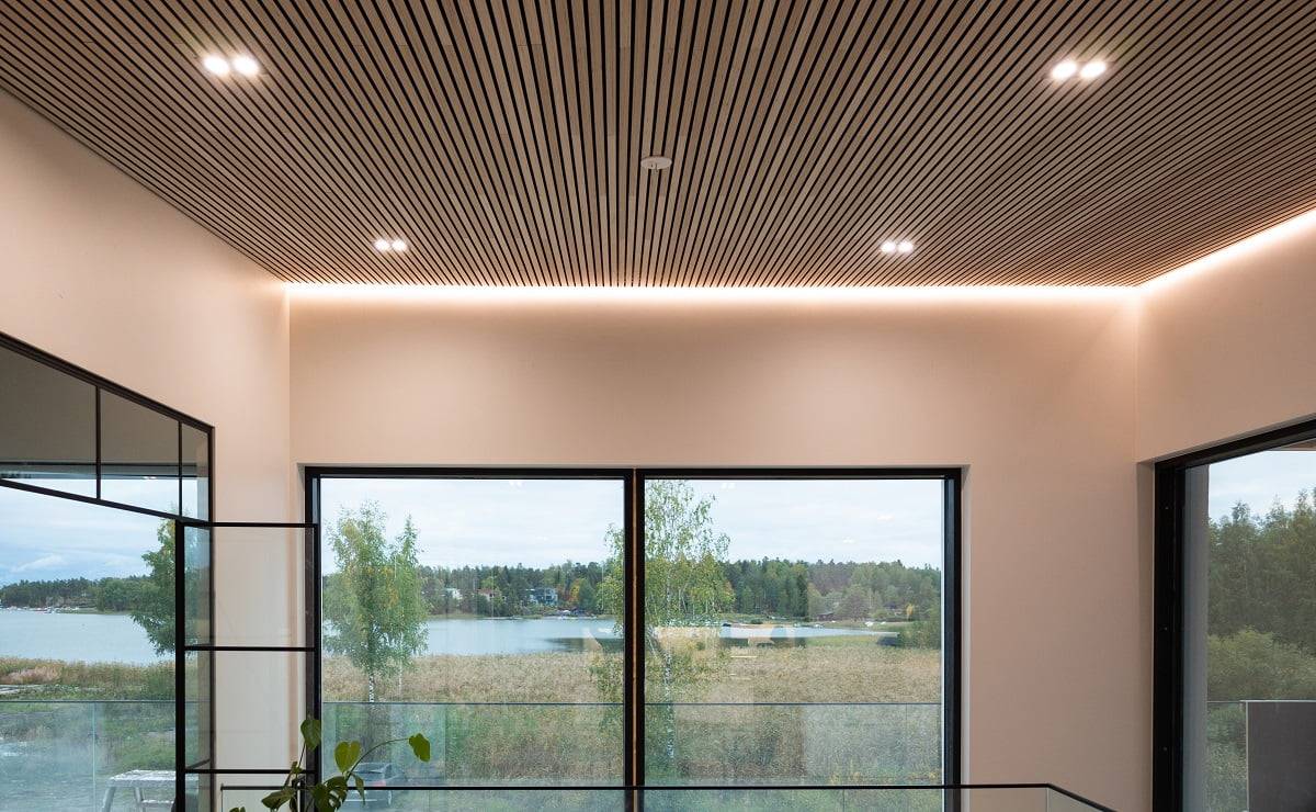 Osvětlovací pásky LED přinášejí světlo krásně dolů po stěně. Dvojité páskové reflektory zajišťují celkové osvětlení. © LedStore.fi