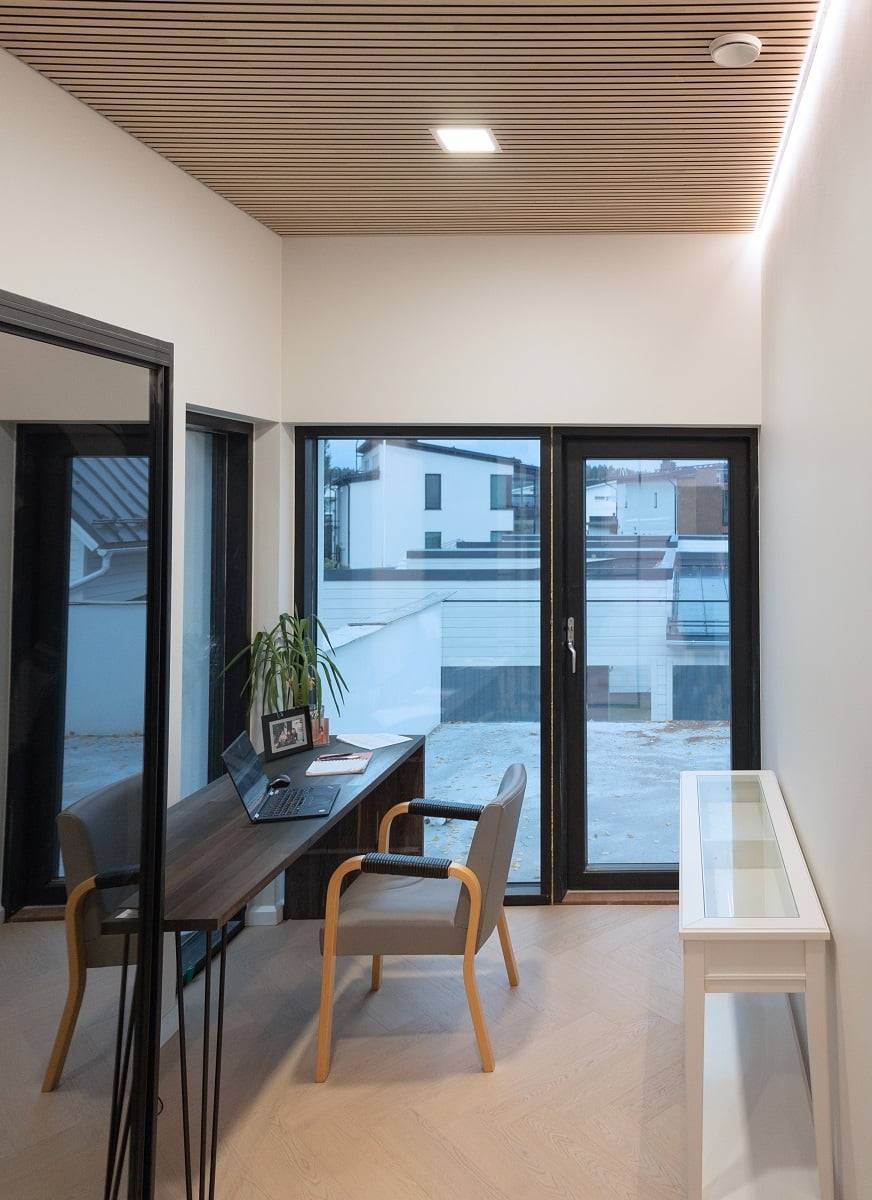Osvětlení v pracovně využívá jak bodové, tak nepřímé světlo. © LedStore.fi