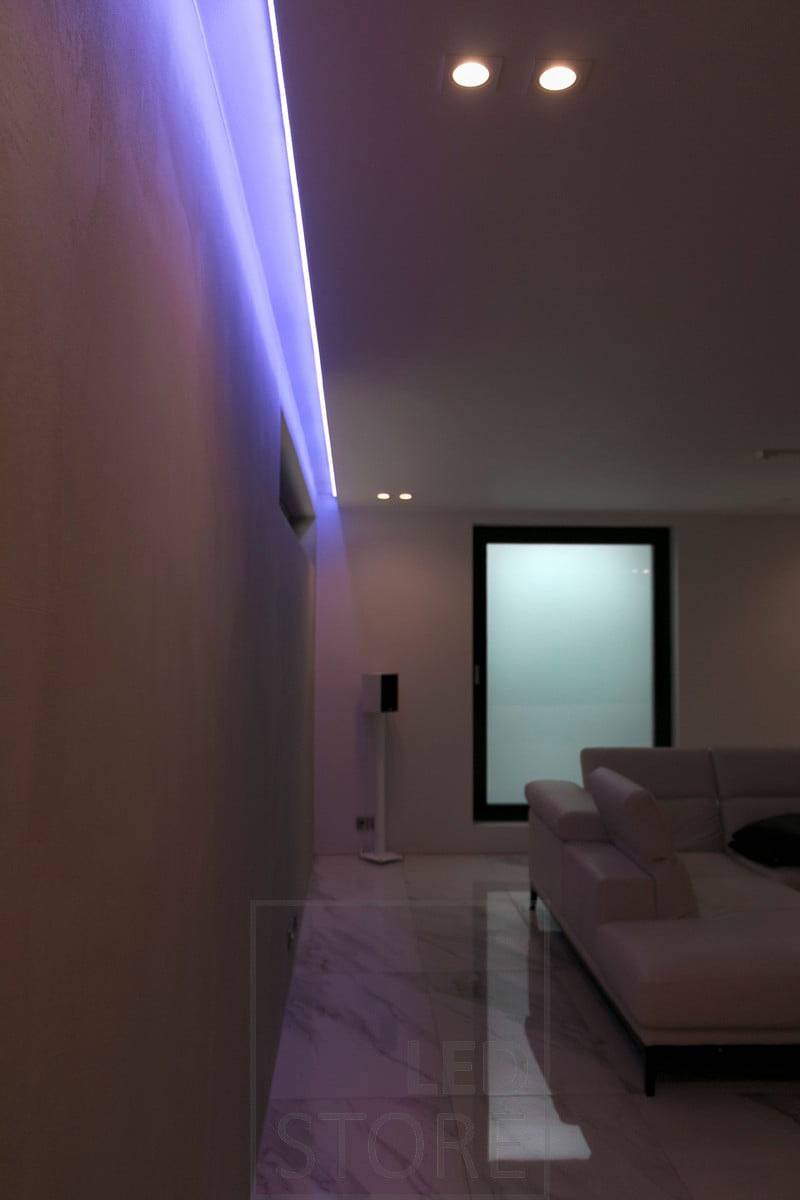 Nastavitelná barva-RGB+W-led-žebřík-vytváří-jedinečné-osvětlení-okolí