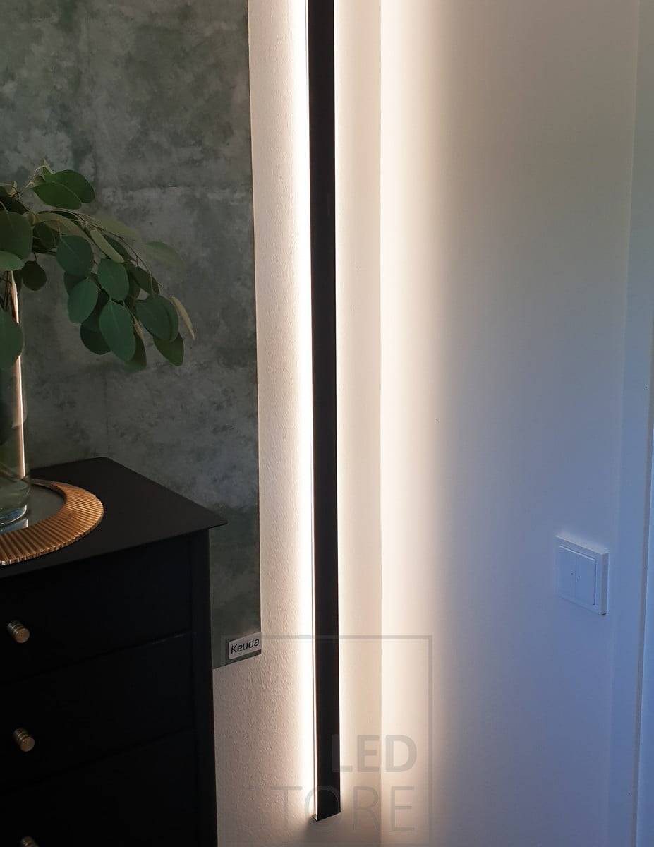 Nástěnný obousměrný osvětlovací profil s pásky LED v obou směrech. Ledstore.fi
